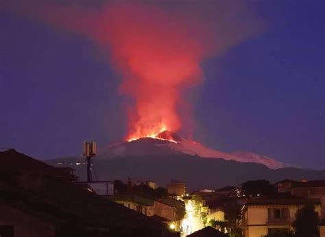 L'attività, iniziata stamani alle 7.50, è confinata in una zona sommitale e desertica del vulcano attivo più alto d'europa. Etna Eruzione 2020 : L Etna Continua L Eruzione ...