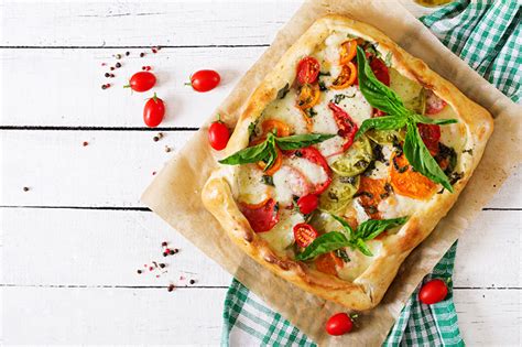 La torta salata caprese è la versione torta della caprese, una base di pasta e un condimento con ecco quindi che ho pensato alla torta salata caprese perfetta per l'estate, super fresca e buona. I profumi dell'estate nella torta salata caprese - La ...
