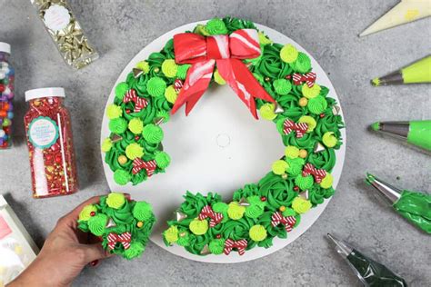 Learning cake decorating can be very fun and exciting! Wreath Cupcakes - Easy & Festive Pull-Apart Cupcake Idea