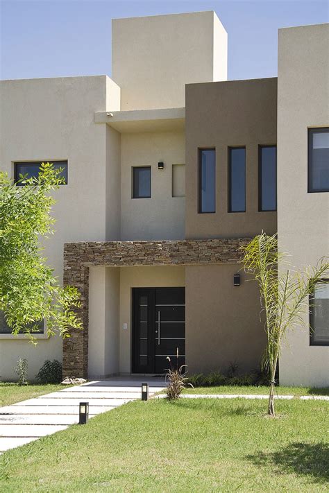 En esta ocasión la fachada de chalet se destaca por tener una pared recubierta con piedras; Pin en Fachadas de Casas