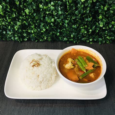 Nasi Putih Sup Tom Yum Seafood – Sumiran Cafe