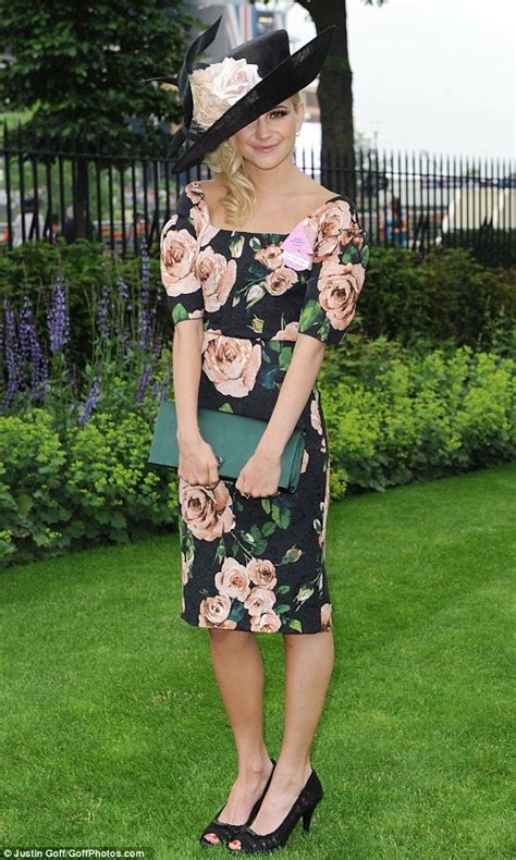 Maria bueno (31 and director of cheim & read) and brad waywell (31 and director of didonna) planned a chic garden affair for their wedding at brad's family home in southampton. 1001 + Ideas for Chic and Flawless Garden Party Attire