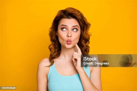 클로즈업 사진 의 재미 예쁜 곱슬 여자 손가락 에 광대뼈 교활한 보이는 측면 빈 공간 보내는 수줍은 공기 키스 착용 청록색