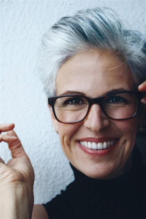 The Best Glasses For Grey Hair 35 Inspirational Styles Cheveux Courts 50 Ans Et Plus Cheveux