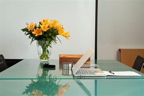 A bouquet of fresh flowers can brighten up any room, but without roots to sustain them, they'll start to wilt and die in a vase. How to Keep Flowers Fresh in the Office | Jungle World