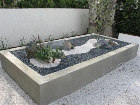 Diese art gärten gestaltet man vor allem mit steinen, kies, moos, einzelnen bäumen und sträuchern. Zen Garten anlegen - Pflanzen, die man dort setzen könnte
