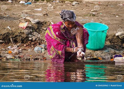 varanasi india dic 26 2019 mujer se lava en las gargantas del río en varanasi india fotografía