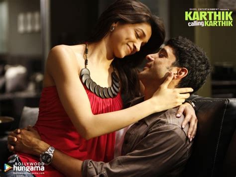 Sıkıcı bir hayata sahiptir ve geçmişte yaşadığı bir olay onu dışa kapalı, pısırık biri yapmıştır. Karthik Calling Karthik | Индийские фильмы