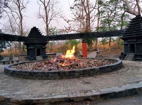 Api abadi kayangan api adalah sumber api yang tak hunjung padam yang terletak di kawasan hutan lindung desa sendangharo, kecamatan ngasem, kabupaten bojonegoro, jawa timur. 10 Tempat Wisata di Bojonegoro yang Menarik Dikunjungi
