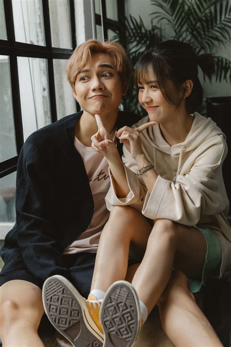 Tính đến tháng 2 năm 2021, kênh youtube hau hoang của cô đã có hơn 7 triệu người đăng ký và 2. JSOL và Hậu Hoàng tung ảnh couple siêu đáng yêu