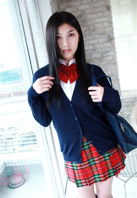 Saori Hara Sexy Schoolgirl Outfit Terseksi Foto