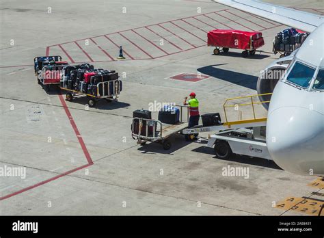 Baggage handler hi-res stock photography and images - Alamy