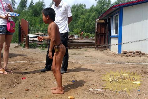 中国で3年間もの間、【鎖でつながれたまま】生活していた12歳の少年。 6 Images ポッカキット