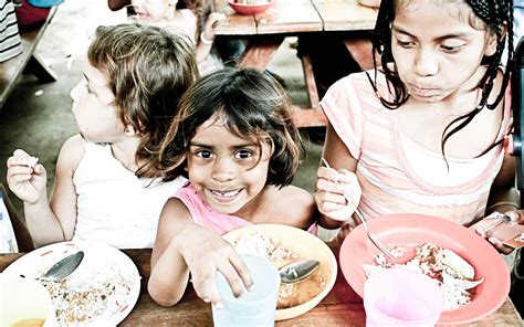 무료 이미지 사람들 소녀 식사 식품 어린이 어린 시절 먹기 아이들 의식 파티 가난 배고픈 굶주림 유아 고아 3175x1986 947204