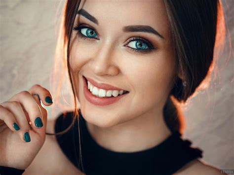 Sexy Smiling Blue Eyed Brunette Girl Wallpaper X