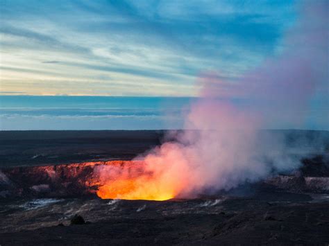 Hawaiis Kilaueau Volcano Erupts Once Again Times Of India Travel