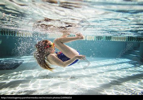 Verspieltes Mädchen Das Unter Wasser Im Pool Schwimmt Stockfoto 24996654 Bildagentur