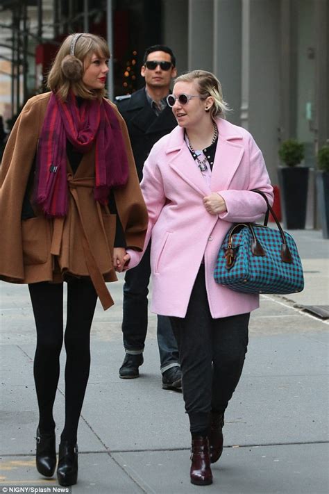 Taylor Swift And Lena Dunham Brighten Up Nyc While Holding Hands On A Stroll Daily Mail Online