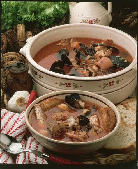 Aggiungete il brodo di pesce filtrato, le cozze e le vongole e continuate la cottura della zuppa di pesce per altri 10 minuti. Zuppa di pesce classica | Sale&Pepe