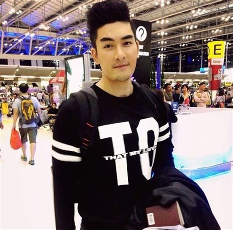 เล่นเอาต่อมเผือกทำงานหนักกันอีกแล้ว หลังจากที่นักร้องหนุ่ม สิงโต เดอะสตาร์ หรือ สิงโต สหรัฐต์ หิรัญญ์ธนภูวดล ออกมาโพสต์ภาพจับมือหนุ่ม. ลุคนี้แมน สิงโต เดอะสตาร์ หล่อหน้าเดิม เพิ่มเติมคือคิ้ว ...