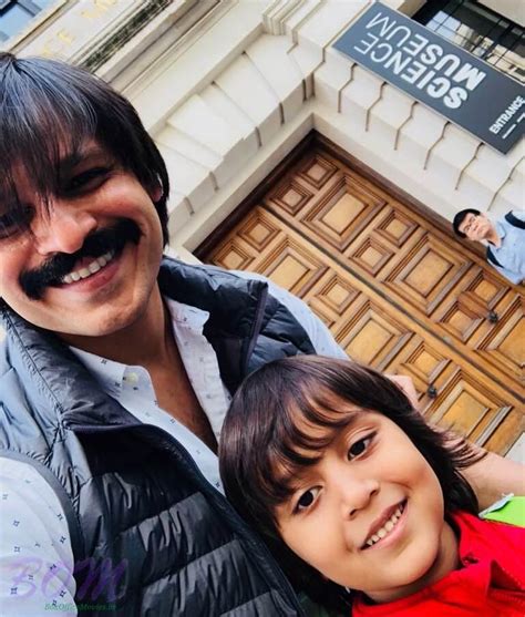 Vivek Anand Oberoi Selfie With His Son At Science Museum Entrance Photo