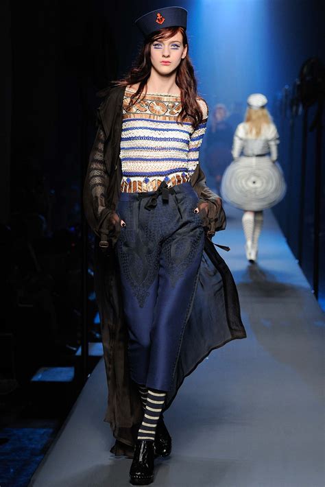 Jean paul gaultier a présenté sa toute première collection de mode dans le milieu des années 80 du siècle dernier. Jean Paul Gaultier Haute Couture F/W 2015 Paris | GRAVERAVENS