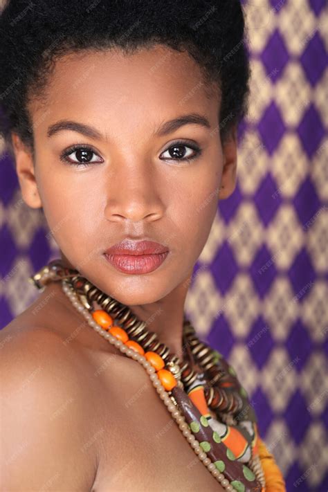 Portrait De La Belle Jeune Femme Noire Avec Collier Africain Traditionnel Photo Gratuite