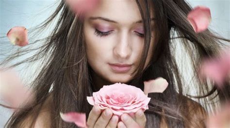 7 Khasiat Mahkota Bunga Mawar Bagi Kecantikan Kulit