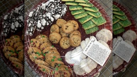There's no need to run around different stores and shops to gather a variety of cookies for the holidays. Costco Christmas Cookies : Olli On Twitter Holiday Cookie ...