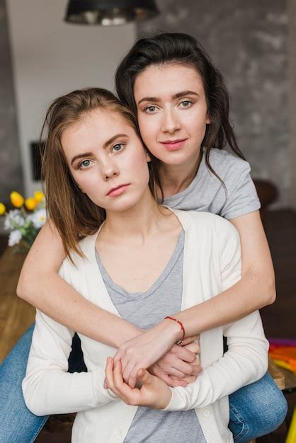 Retrato De Una Joven Pareja De Lesbianas Románticas Mirando A Cámara