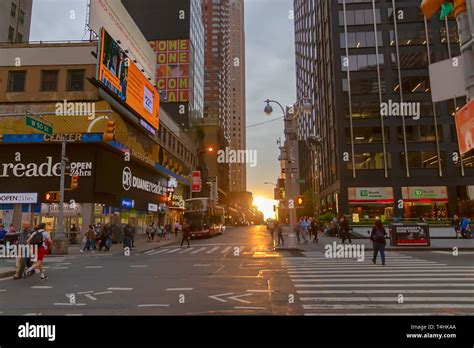 New York City Usa June 7 2017 Manhattanhenge In New York Sun