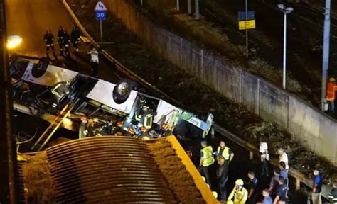 Un colectivo cayó de un puente en Venecia hay decenas de muertos La Brújula