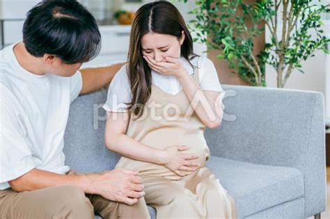 出産直前の妊婦と心配する男性（吐き気） No 24005694｜写真素材なら「写真ac」無料（フリー）ダウンロードok