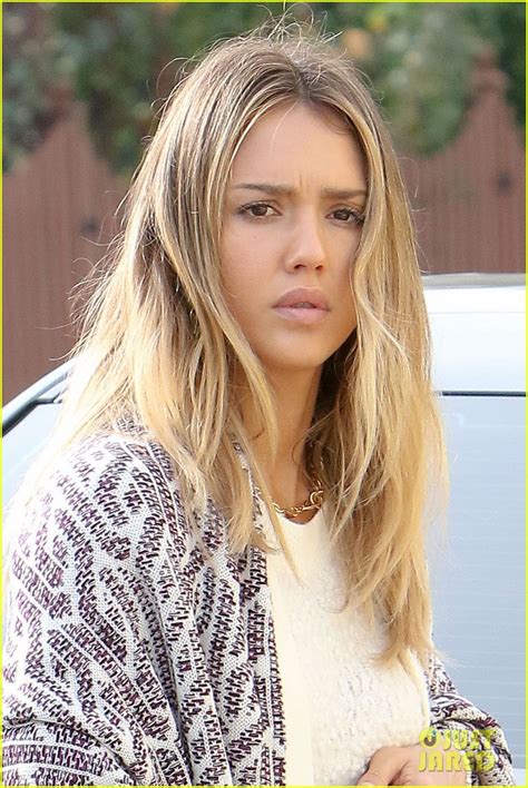 Photo Jessica Alba Out Before Christmas 02 Photo 3266947 Just