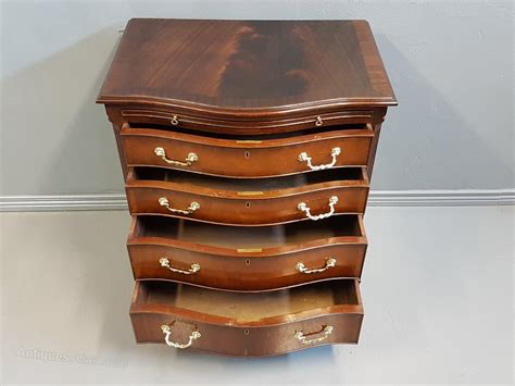 Mahogany Serpentine Front Chest Of Drawers Antiques Atlas