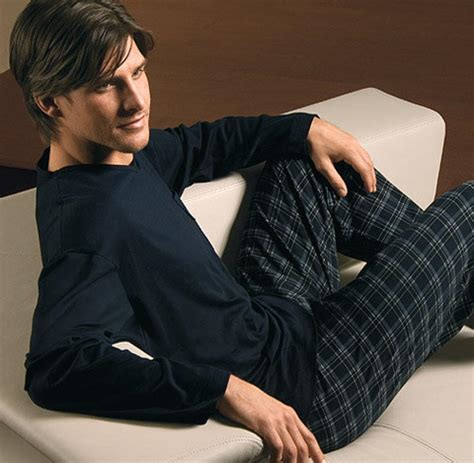 Mögen sie es wirlich am liebsten hart, wild und ausgefallen? Pyjama-Mode: Wie Männer im Bett glänzen - WELT