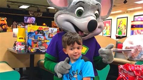 Chuck E Cheeses Workers Throw Party For Boy After No One Came To His
