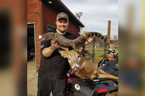 Minnesota Deer Hunter Bags 10 Point Buck — And An Alligator