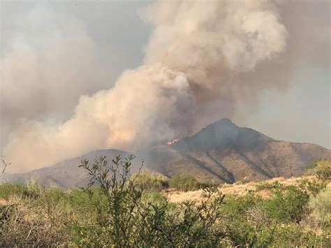 Usa Two Arizona Wildfires Scorch More Than 6000 Acres Firefighter