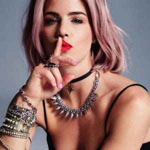 Emily Bett Rickards Leaked Nude And Outtake Photos Sexiz Pix