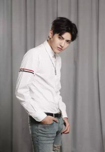 Jul 19, 2021 · 大陸男星吳亦凡遭控「灌酒迷姦」、專找未成年女性，網紅都美竹開出第一槍後，snh48前成員張丹三以及多名網紅都站出來證實自己曾受害，對此他全面否認指控，卻仍止不住血，繼合作品牌一一與他解約後，騰訊也在19日下午宣布與他中止品牌層面合作，這代表他與女星楊紫主演的戲劇《青簪行. 吳亦凡望日後生女兒？ - KSD 韓星網 (明星)