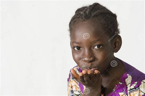 belle fille africaine soufflant un baiser d isolement sur le blanc image stock image du