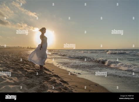 Mujer Meditando En Un Bello Entorno Fotos e Imágenes de stock Alamy