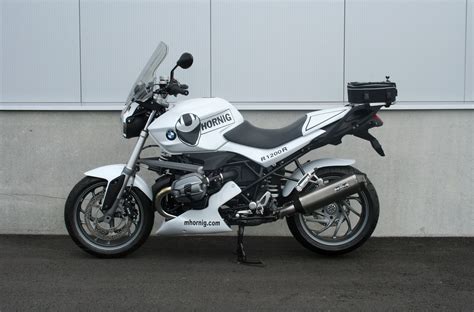 It replaces the r1150r, compared with which it has a 55 lb (25 kg) weight saving and 28% increase in power. BMW R1200R links