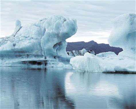 Antartika adalah benua paling selatan di bumi, di atas kutub selatan. skylark: KUTUB UTARA, SAMUDRA ARKTIK