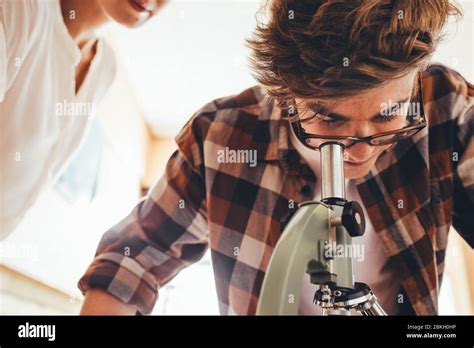 Niño Con Maestra En Laboratorio Escolar Mirando En Un Microscopio