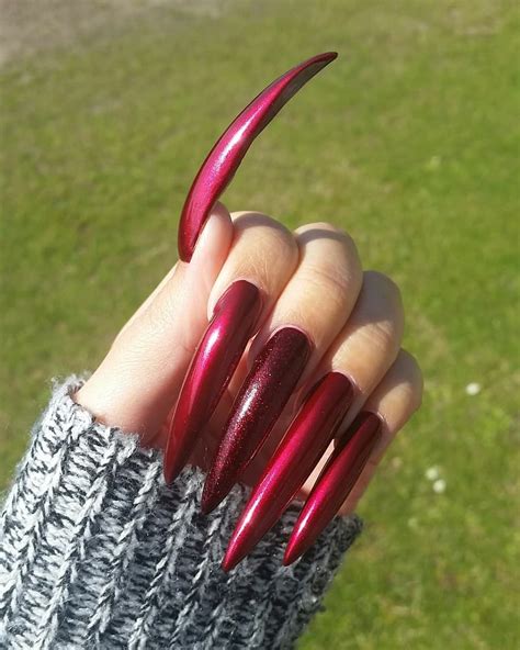 На данном изображении может находиться на улице long nails long red nails stilletto nails