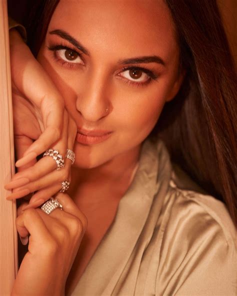 Sonakshi Sinha మోకాళ్ళపైకి డ్రెస్సు కొంటె చూపుతో కైపెక్కిస్తున్న ‘దబంగ్ బ్యూటీ సోనాక్షి