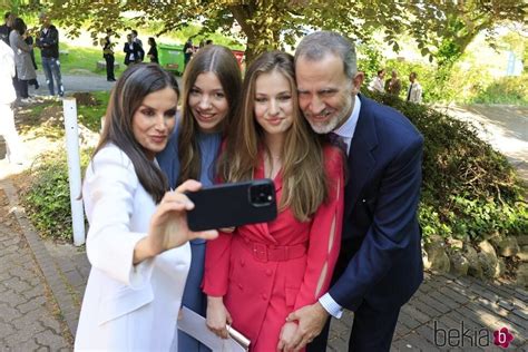 los reyes felipe y letizia la infanta sofía y la princesa leonor haciéndose un selfie en el uwc