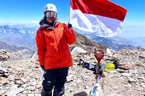 Pendaki Remaja Indonesia Sukses Kibarkan Bendera Merah Putih Di Puncak